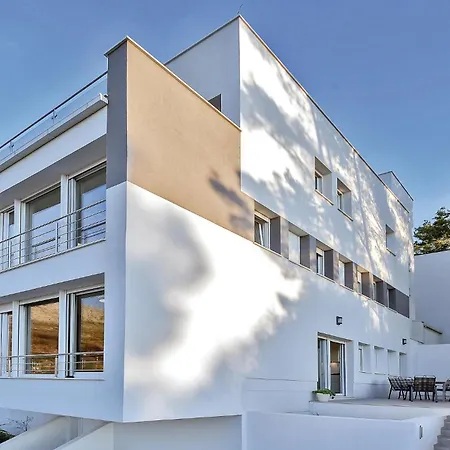 4 Bedroom Gorgeous In Holiday home