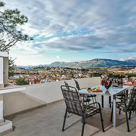 4 Bedroom Gorgeous In Holiday home *