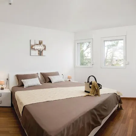 4 Bedroom Gorgeous In Holiday home
