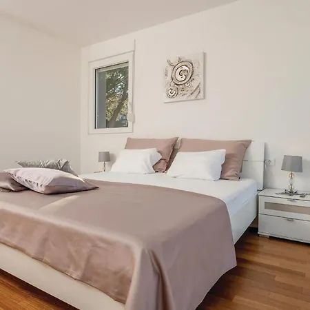 4 Bedroom Gorgeous In Podstrana