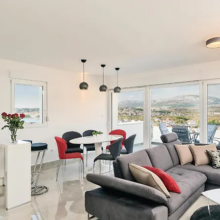 4 Bedroom Gorgeous In Podstrana